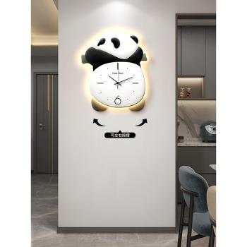 2024新款熊貓掛鐘客廳家用鐘表餐廳掛墻免打孔搖擺創意時鐘壁燈畫