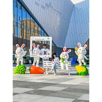 戶外卡通兔子玻璃鋼雕塑網紅打卡拍照動物幼兒園商場美陳裝飾擺件