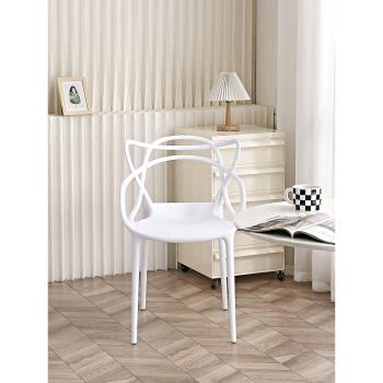 現代簡約奶茶店椅子創意北歐奶油風塑料餐椅小戶型家用網紅貓耳椅