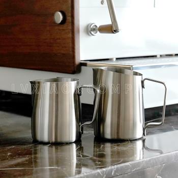 WPM 惠家拉花缸不銹鋼 斜口304咖啡打奶泡杯壺尖圓嘴58手柄布粉器