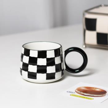 北歐ins風陶瓷馬克杯家用水杯棋盤格辦公室咖啡杯情侶創意早餐杯