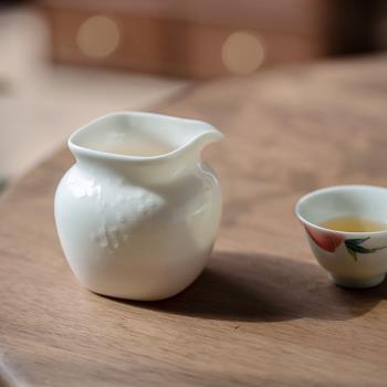 竹梅松浮雕白瓷公道杯現代簡約分茶器功夫茶具德化羊脂玉瓷公杯