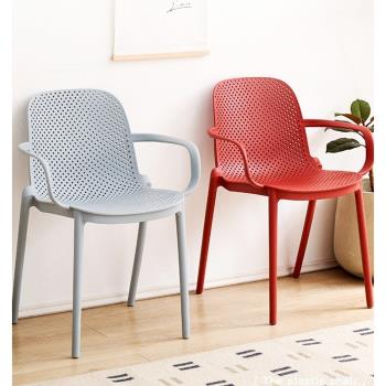 北歐塑料椅子靠背簡約餐椅家用凳休閑戶外椅鏤空咖啡椅加厚扶手椅