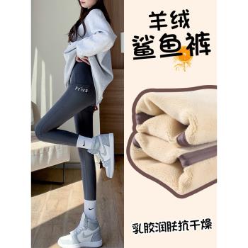 字母口袋鯊魚褲加絨女外穿2022新款冬季加厚保暖羊羔絨灰色打底褲
