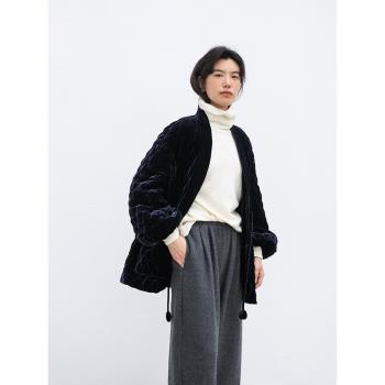 新葉集 真絲絨95白鵝絨重工菱格絎線中長款燈籠袖羽絨衣【區別】