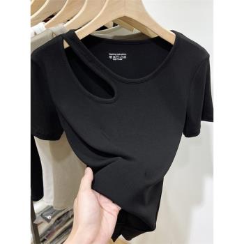夏季新款獨特別致漂亮t恤短款韓版鏤空露鎖骨修身洋氣黑色上衣女
