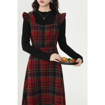 張汽水《漿果華夫餅》秋冬法式復古黑色針織打底衫格子背帶連衣裙