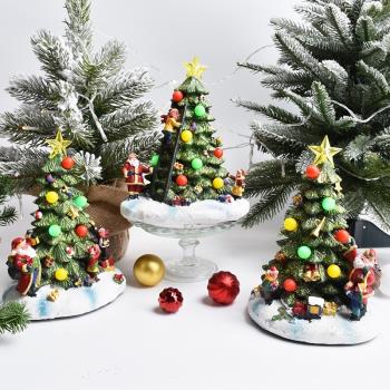 欣誕圣誕裝飾用品發光圣誕樹造型樹脂擺件居家桌面布置擺飾帶音樂