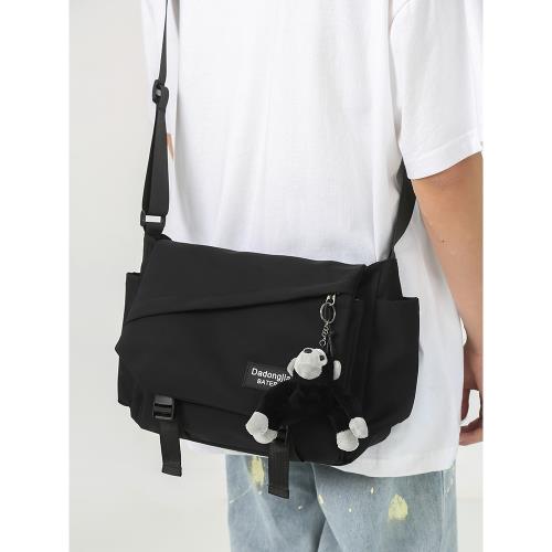 男士斜挎包潮牌機能工裝風個性休閑郵差包大容量日系簡約單肩包女