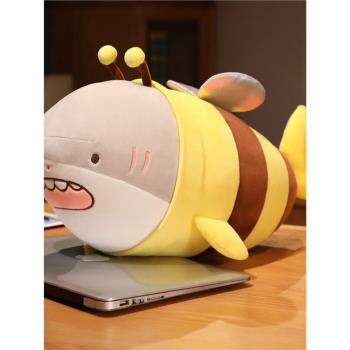鯊bee玩偶可愛鯊魚蜜蜂諧音梗坐墊腰靠抱枕生日禮物毛絨玩具公仔