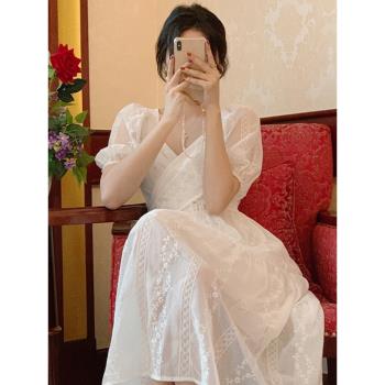 在逃公主法式小香風裙子夏季小眾設計感收腰泡泡袖白色V領連衣裙