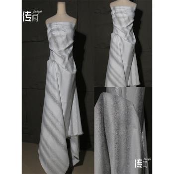 銀白色云層閃光紋理不規則提花布料裙子漢服連衣裙背景設計師面料