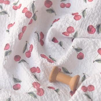 乳白櫻桃泡泡格聚脂纖維布料 上衣連衣裙洋裝娃衣服裝手工DIY面料
