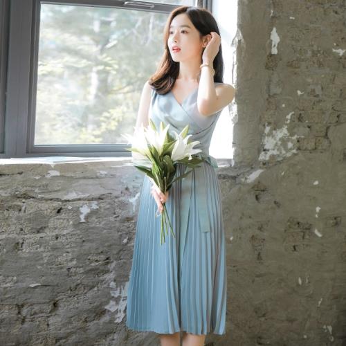 輕熟風連衣裙女夏2021新款韓版V領緞面修身湖藍色百褶裙性感氣質