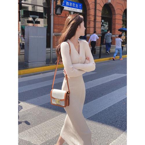 時尚V領緊身韓版長袖連衣裙2025春秋修身顯瘦包臀打底針織長裙潮