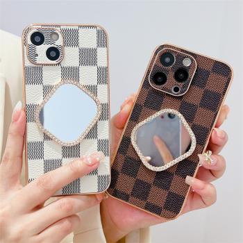 潮牌白格子iphone14/15promax鏡子手機殼適用13蘋果11/12皮質奢華電鍍棕色格子16pro全包鏡頭防摔高階感新款