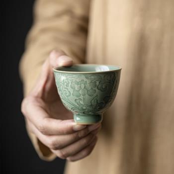 越窯擬古青瓷手工浮雕纏枝蓮品茗杯陶瓷茶杯功夫茶具主人杯喝茶杯