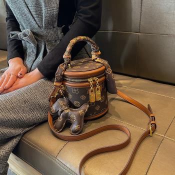 香港品牌包包女士2024新款高級感手提單肩盒子小包真皮斜跨水桶包