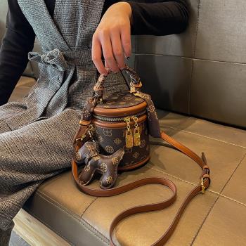 香港品牌包包女士2024新款時尚手提單肩包真皮斜跨圓筒水桶包小包