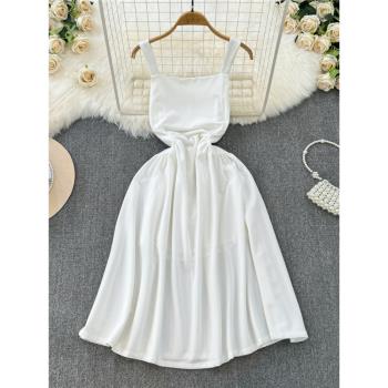 法式高級感冷淡風白色禮服連衣裙女小眾輕奢收腰顯瘦性感方領裙子