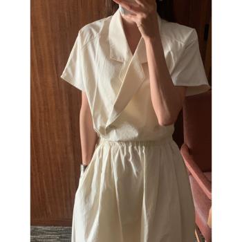 白色連衣裙女2024夏季新款復古交叉西裝領高級感氣質收腰黑色長裙