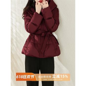 簡漫 輕量體感 文藝復古紅亮面連帽系帶短款真白鵝絨加厚羽絨服冬