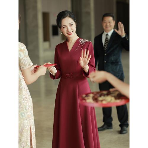 朵妮娜《佳歡》媽媽婚宴禮服2024新款結婚喜婆婆中年高端改良旗袍