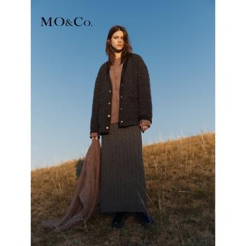 MOCO2023冬新品含羊駝毛復古坑條絞花寬松落肩毛衣外套MBC4CAR016