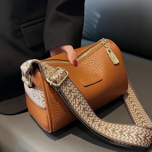 今年流行小包包女秋冬百搭2025新款時尚寬帶斜挎包網紅爆款枕頭包