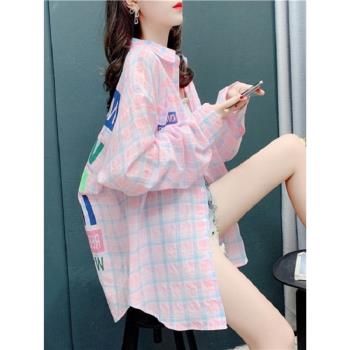 格子防曬襯衫女夏季歐貨字母印花中長款長袖輕薄透氣外套冰絲上衣