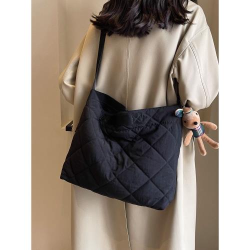 菱格羽絨包流行百搭大容量通勤斜挎帆布包包女2025新款單肩托特包