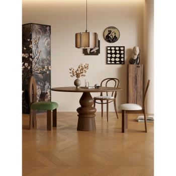 中古風實木餐桌圓桌家用小戶型胡桃木色設計師創意法式復古圓餐桌