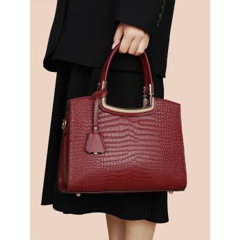 高級感紅色包包女2023新款大氣鱷魚紋中年媽媽結婚包大容量手提包