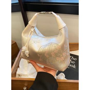 手拎新中式國風腋下包包女士2025夏季刺繡小眾高階感單肩斜挎女包