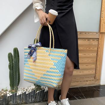 撞色編織大包包女2021新款潮流菜籃子包手提休閑大容量草編沙灘包