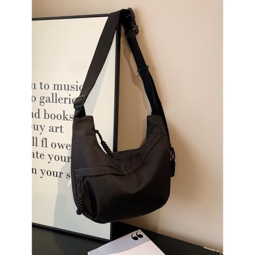 通勤大容量斜挎包包女2025新款春夏休閑百搭牛津布餃子包運動背包