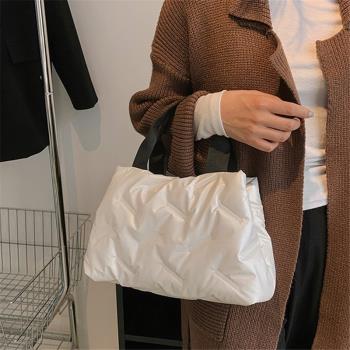 大容量羽絨服包包女2022新款百搭ins小眾手提包高階感時尚托特包
