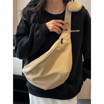 輕便休閑斜挎包女大容量簡約百搭帆布背包韓版ins餃子包包胸包潮