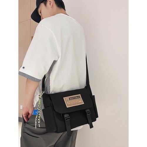 單肩包男日系大容量時尚斜挎包學生百搭工裝背包休閑簡約郵差包女