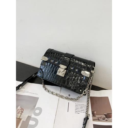 歐洲站2023新款個性潮頭層牛皮鉚釘盒子包鏈條鎖扣小方包斜挎包女