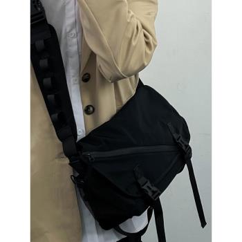 工裝機能風斜挎包黑色男士運動通勤郵差包大學生潮牌大容量單肩包
