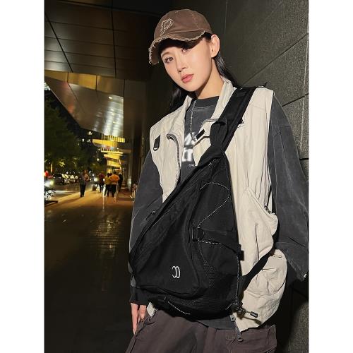 港風潮酷工裝斜挎弓箭包男生機能暗黑風多功能大容量單肩包通勤包