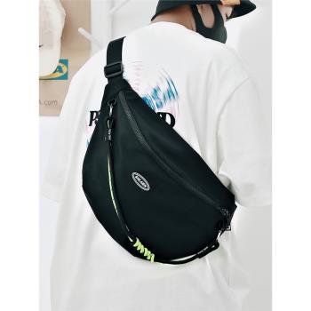 男生斜挎包小眾設計感潮牌大容量單肩包工裝機能胸包日系男士背包