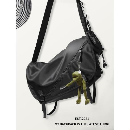 靈扣斜挎包男士單肩包潮牌機能運動包包大容量工裝背包郵差書包女