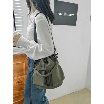 帆布包2023新款時尚休閑抽繩水桶包百搭斜挎手提包韓版女士小揹包
