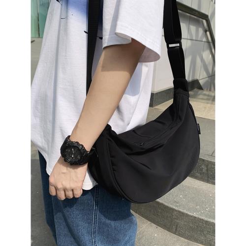 潮牌斜挎包男日系學生休閑背包男士單肩包簡約百搭包包男生餃子包