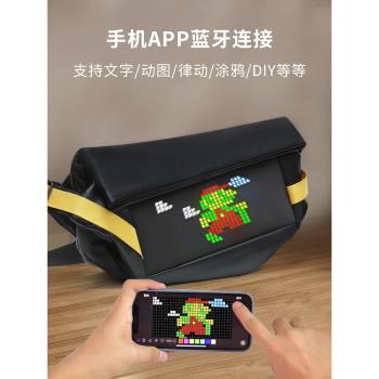 KWQ卡威奇潮牌男士摩托LED畫素螢幕斜挎包時尚單肩揹包小眾郵差包