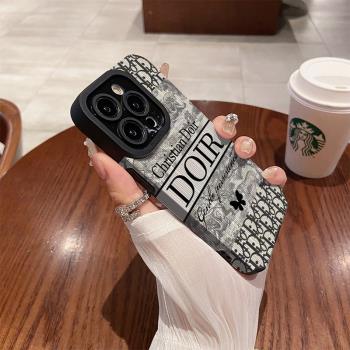 高階輕奢風iPhone15手機殼蘋果14promax女新款16豎紋13大牌字母12pro防摔11軟皮質xsmax全包鏡頭xr保護套適用