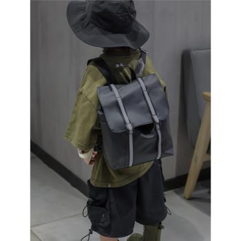 潮酷男童背包新款時尚簡約雙肩包休閑輕便幼兒園寶寶旅行減負書包