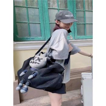 日韓時尚旅行包網布單肩斜挎包大容量手提包個性玩偶包包行李包